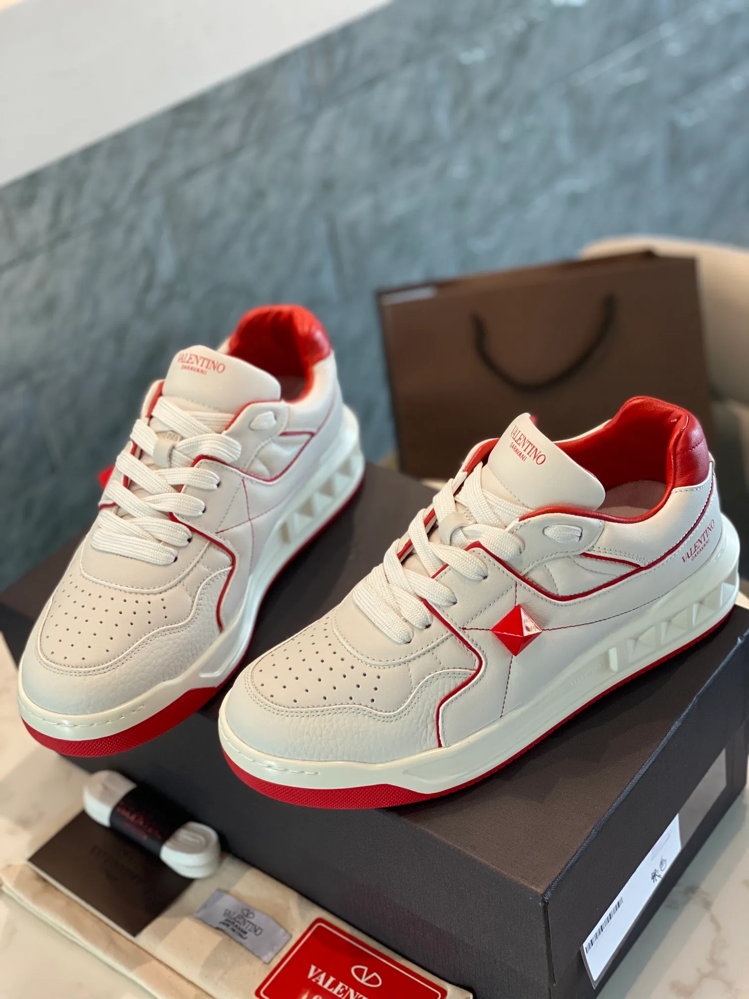 👟👟Ex-factory price 780👟👟 Valentino ONE STUD calfskin lace-up sneakers. Soft suede low-top sneakers, classic and versatile, couple's sneakers, special goods, worth buying! A pair of simple shoes with unique details will save you from the difficulty of dressing. OneStud sneakers, with quilted plaid and oversized rivets, create an eye-catching punk style and get rid of the heavy feeling of this season's clothing. U👟👟Ex-factory price raise calfskin derby shoes, with exquisite leather construction and simple silhouette, smooth lines set the tone of coolness, they are a versatile item in the wardrobe. There are more Valentino boutique shoes waiting for you to unlock! It’s time to get the shoes you’ve been coveting for a long time! Officially on sale 7,+++ - Seven straps, decorated with metallic rubber effect. Decoration on the back and tongue. Size 35-44.